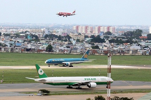 Vừa mới hôm qua (20/11), một sự cố nghiêm trọng đã xảy ra tại sân bay Tân Sơn Nhất, khiến hàng loạt chuyến bay tại đây bị gián đoạn. Cục hàng không Việt Nam cho biết, nguyên nhân của sự việc trên là do đài không lưu sân bay mất điện, dẫn tới mất toàn bộ tín hiệu radar và không thể điều hành bay.